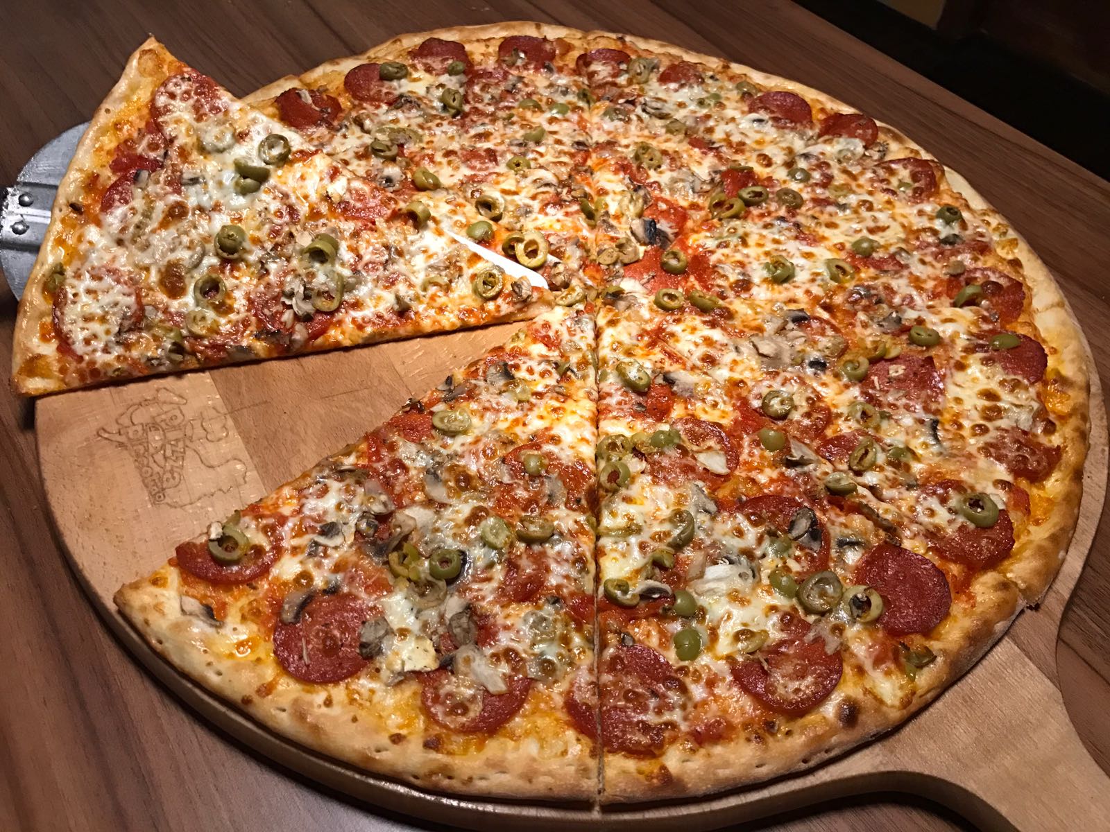 12. Pizza Pepperone 33cm